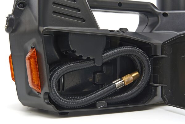 HBM Electrische 12 Volt 1,5 Ton Autokrik Met LED Verlichting Inclusief Slagmoersleutel 12 Volt in Hand - Image 15