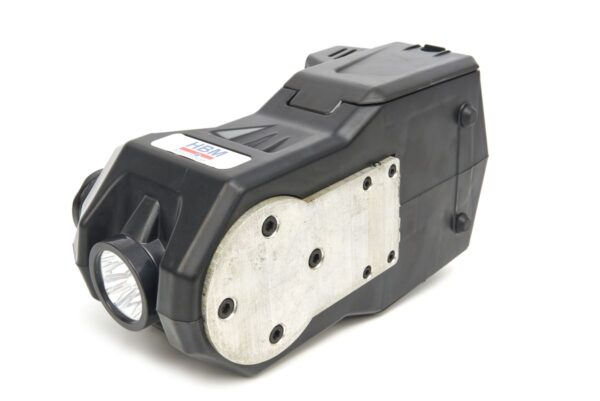 HBM Electrische 12 Volt 1,5 Ton Autokrik Met LED Verlichting Inclusief Slagmoersleutel 12 Volt in Hand - Image 6